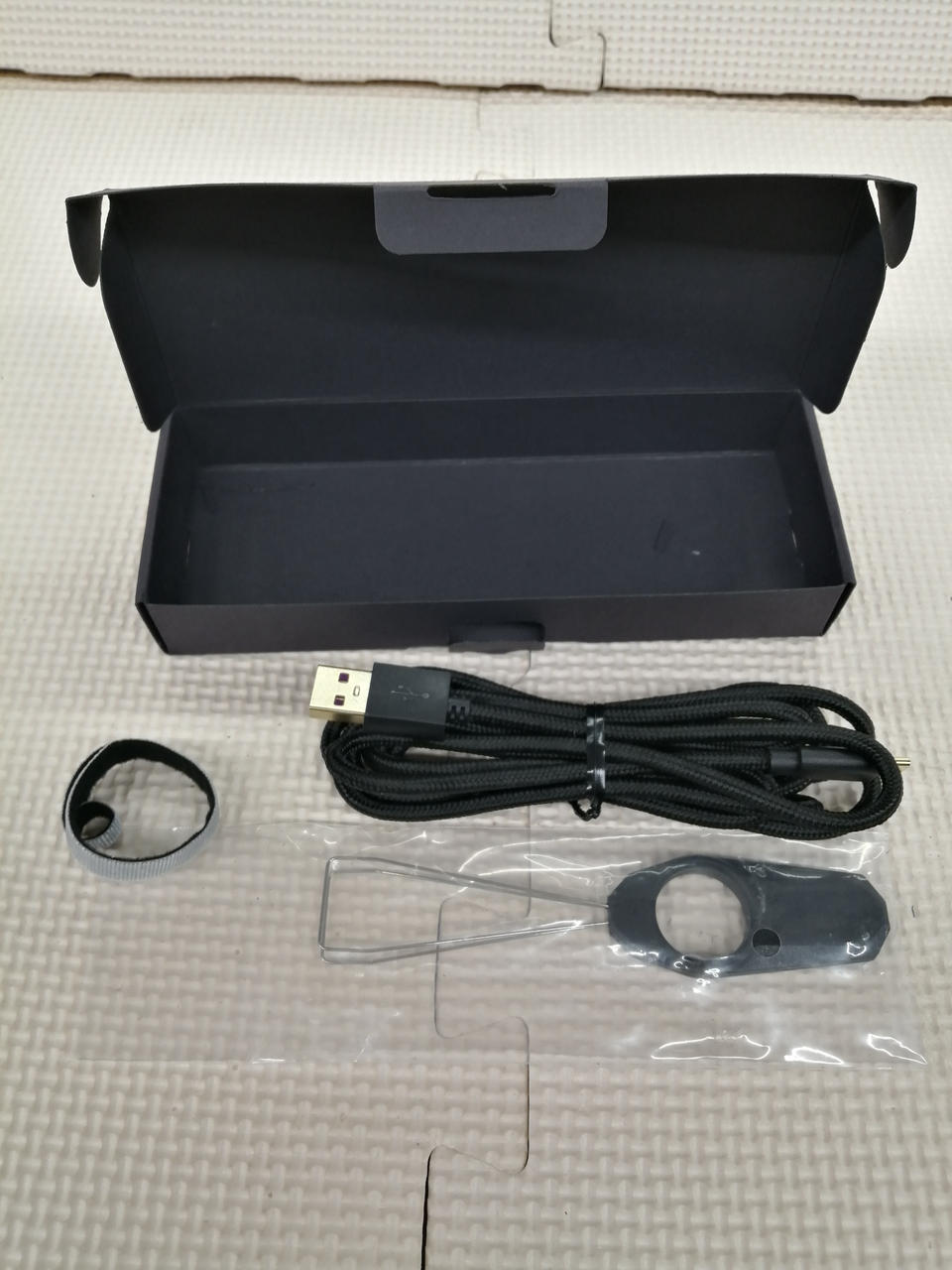 USBケーブル、クリップ