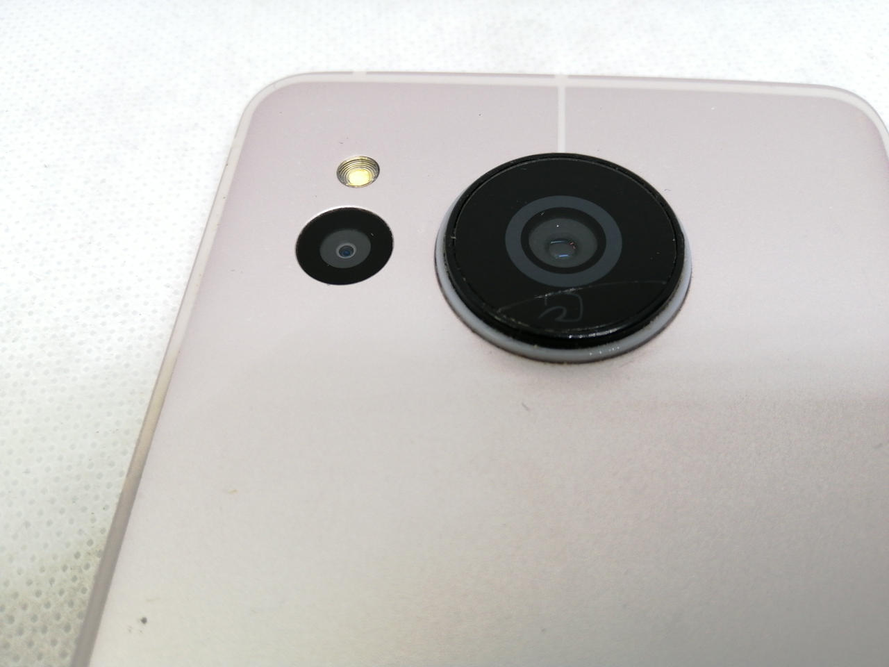 モバイル非接触IC通信マーク付近に亀裂