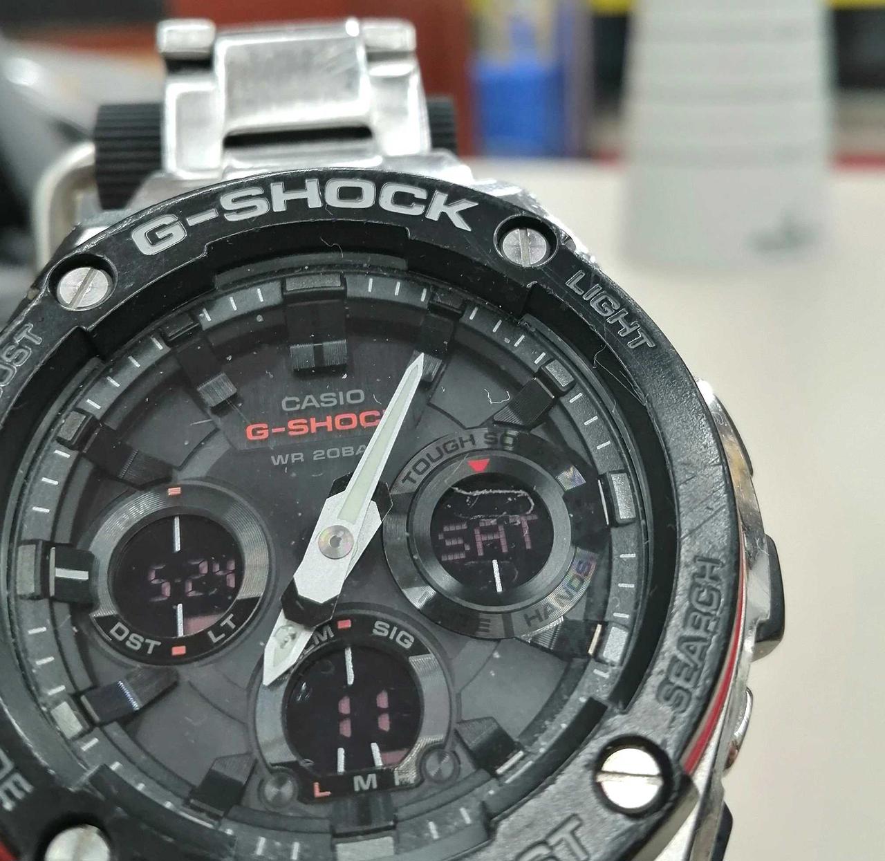 曜日の前面ガラスに目立つキズあります