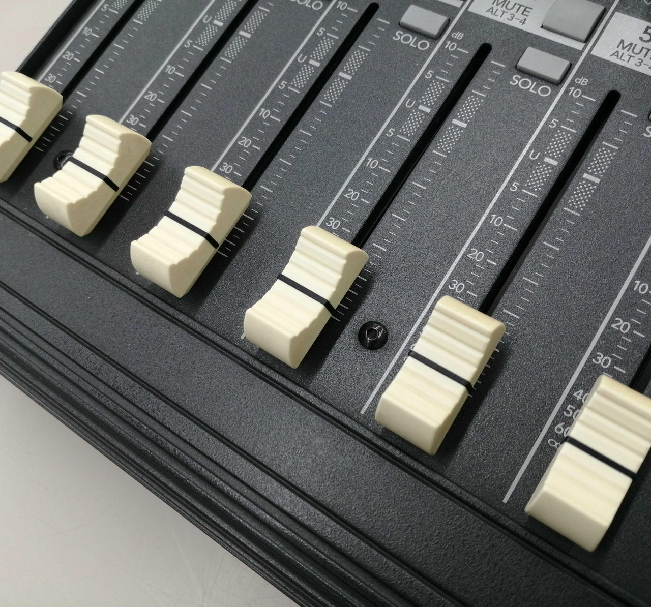 ツマミに変色あります