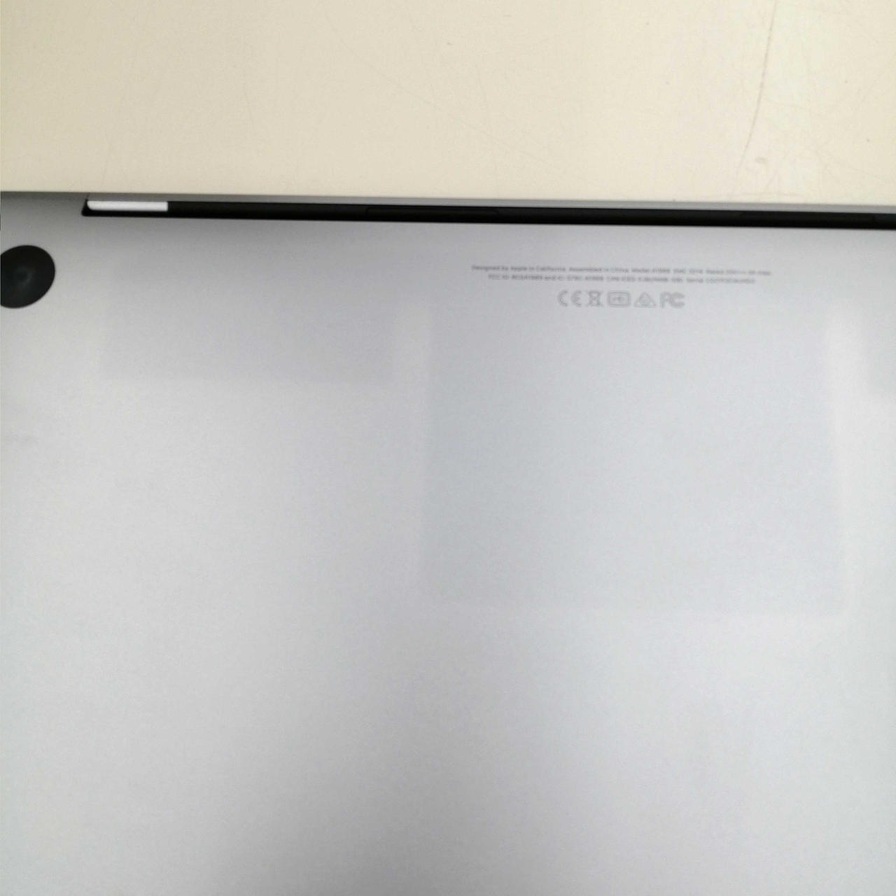 背面シールの跡なのか日焼けあります