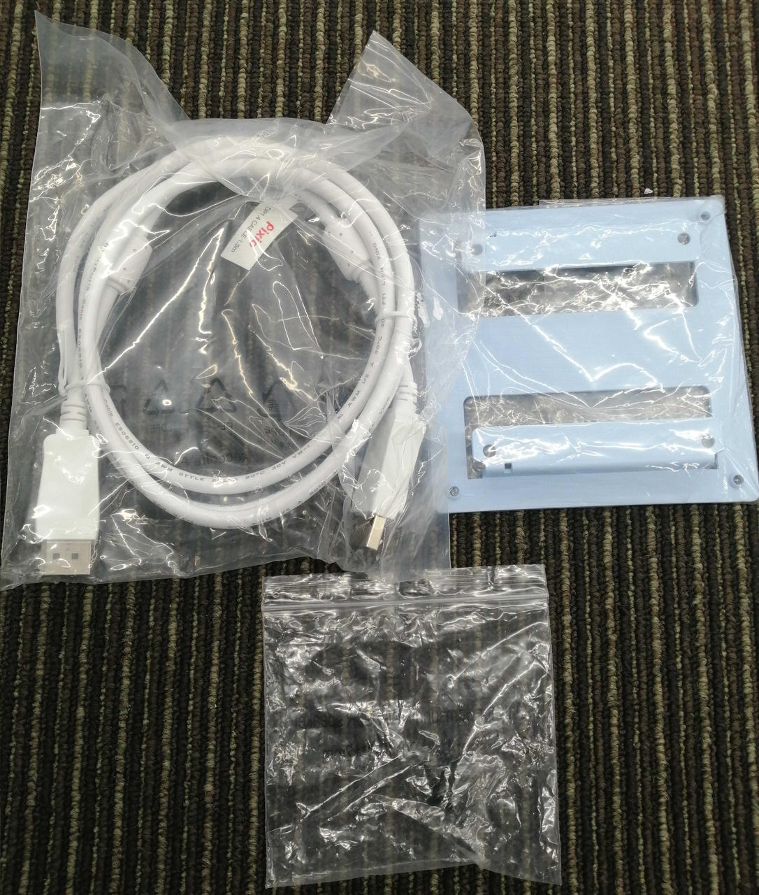 ケーブルはDisplayPortです