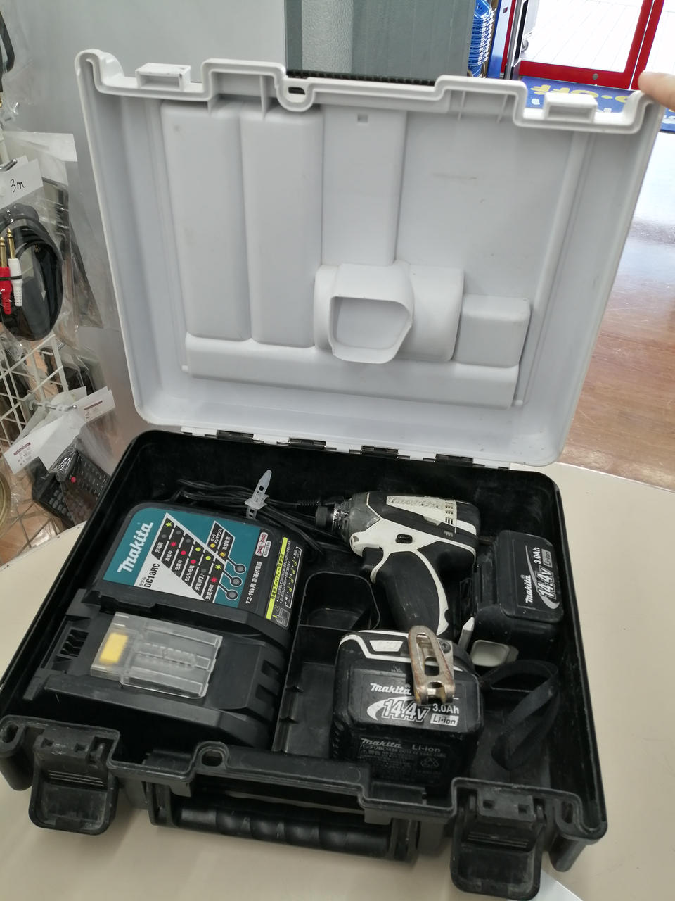 MAKITA 型番：TD134DRFXW インパクトドライバー