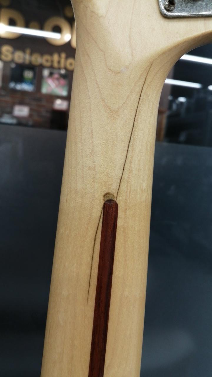 ネック裏にキズあり