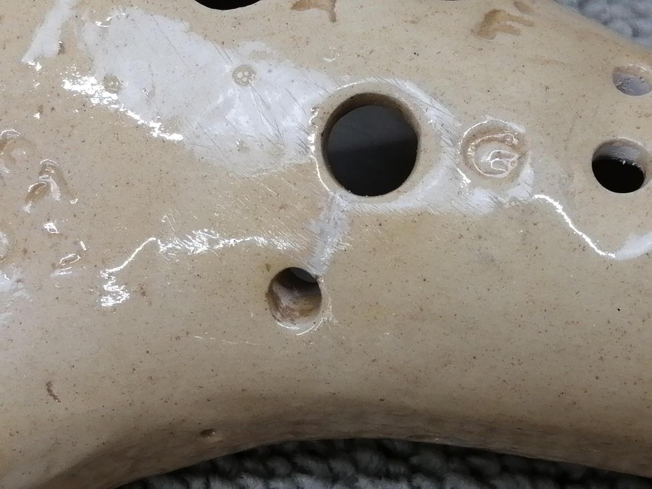 ヒビワレ補修跡？