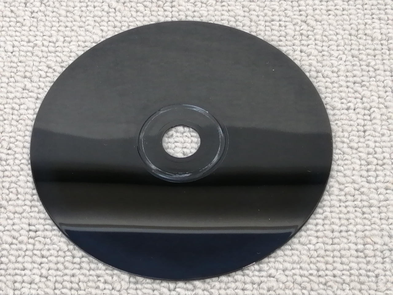 細かなスレキズ等があります。