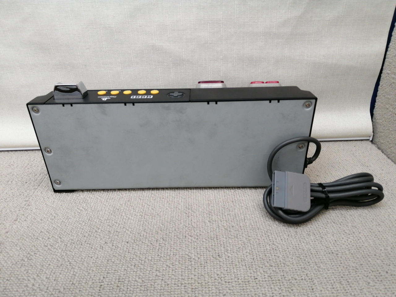 背面使用感強め。スロット台らしさの金属質