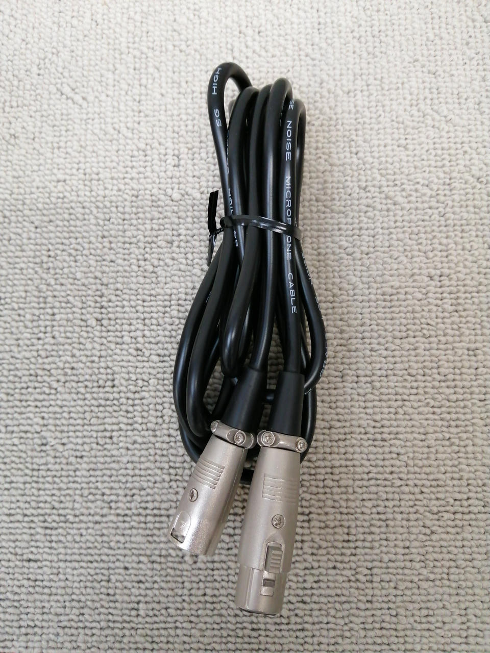 付属品のマイクケーブルです。