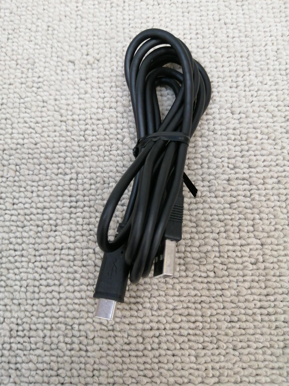 ケーブル1本のみです。接続用ご用意下さい