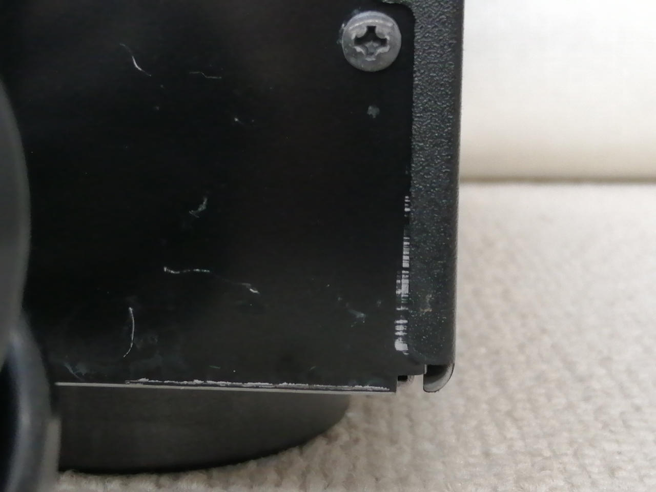 年式経過の為、少し浮いています。