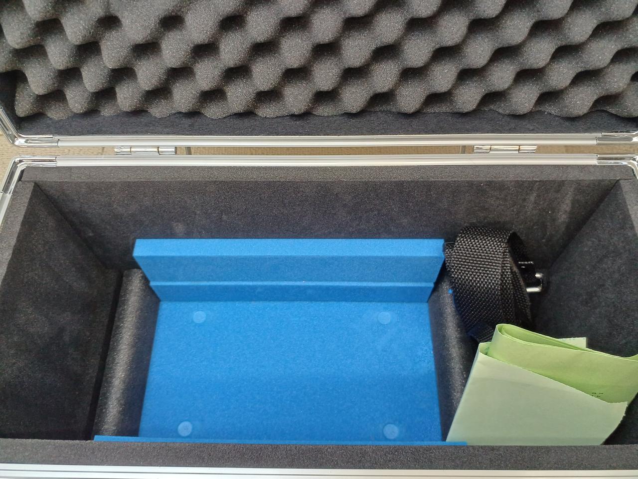 外箱の中身。検査証明書付属。