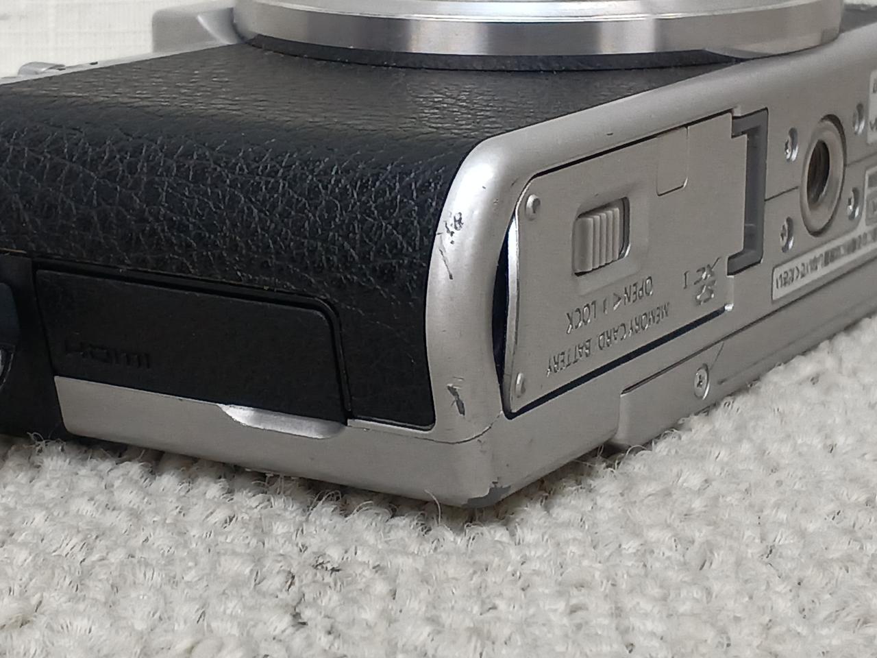 バッテリーフタ曲がっています