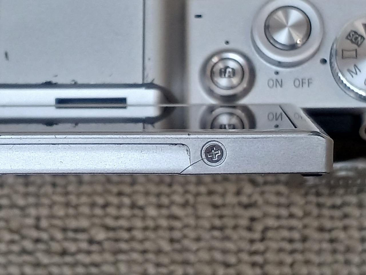 ディスプレイの側面ネジ部にヒビ有