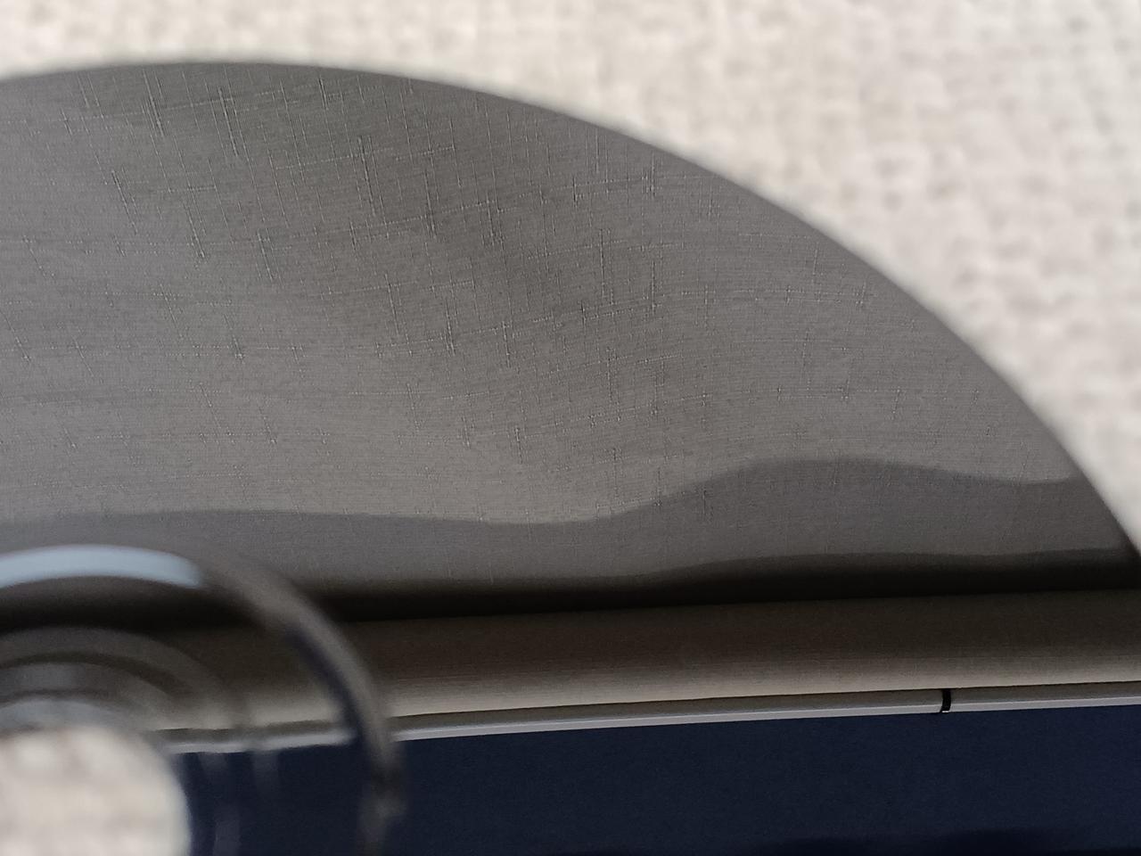 写真に写り混まないですが線のキズ