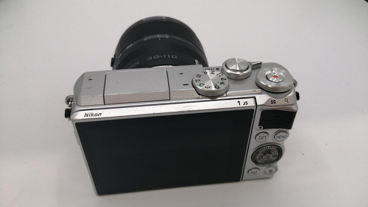 ミラーレス一眼 Nikon1 J5 シルバー　ジャンク品　割れあり ミラーレス一眼 Nikon1 J5 シルバー ジャンク品 割れあり 【公式通販】