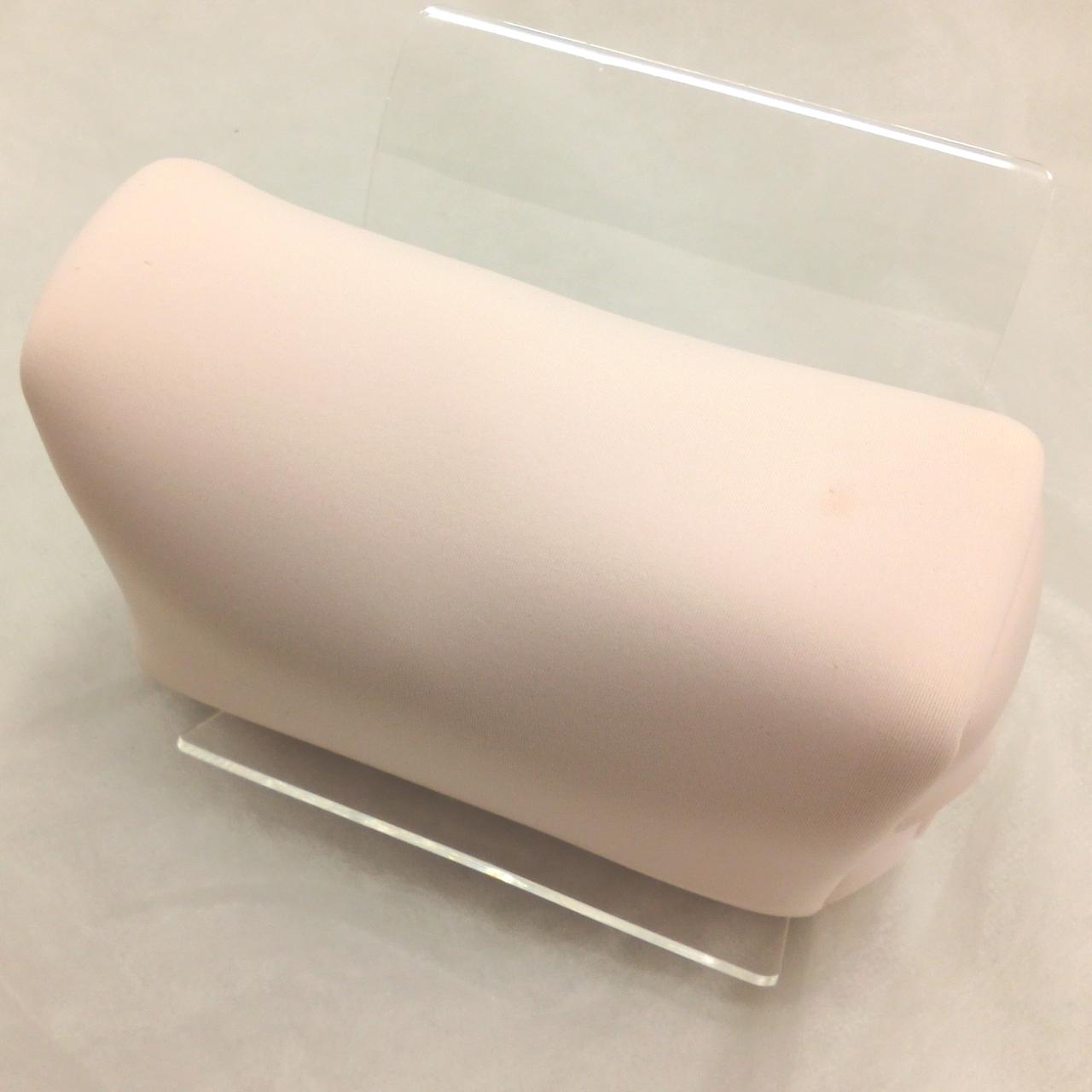 茶色のシミが一箇所あります。