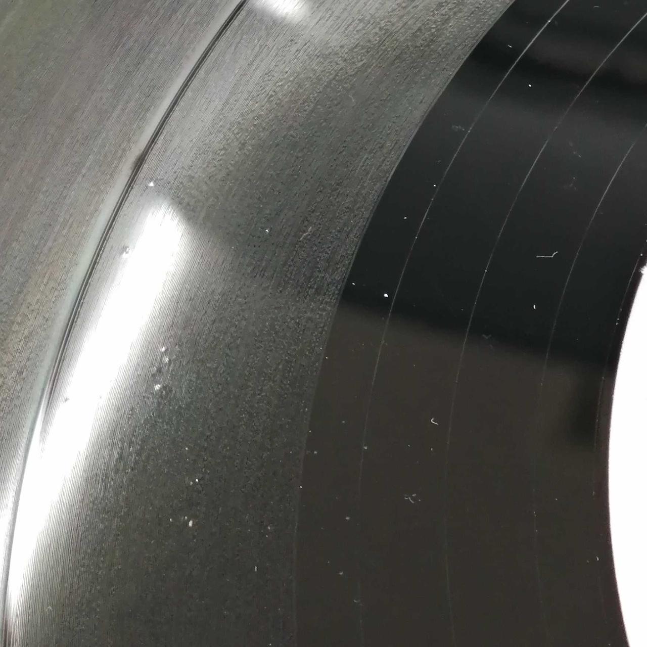 浅い傷が点々としてあります。