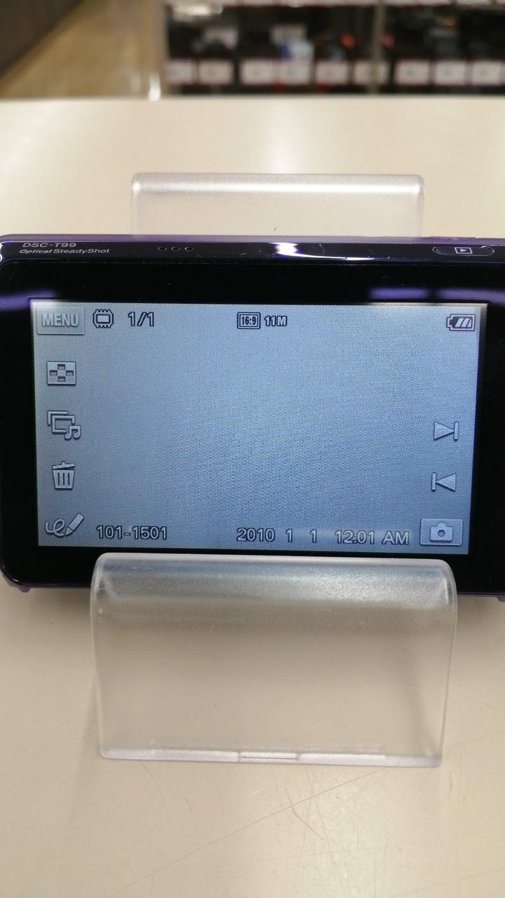 左側が経年劣化(少し黄ばみ)あり