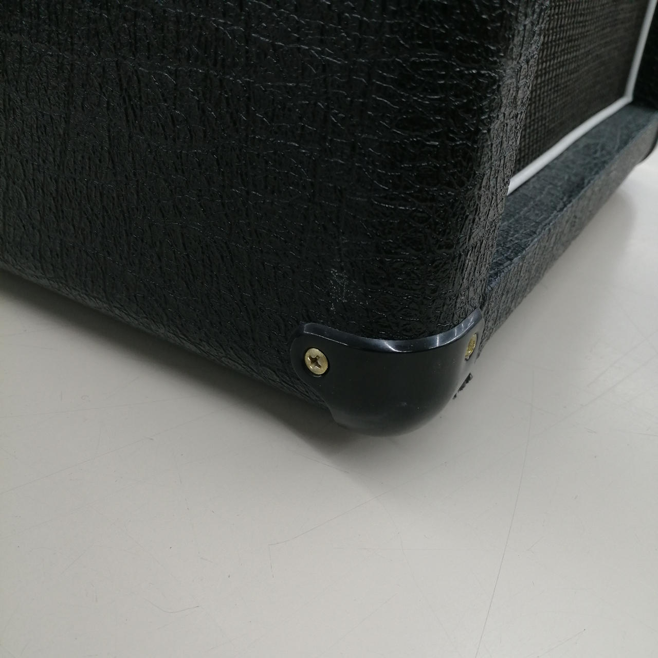 左手前の足部分です
