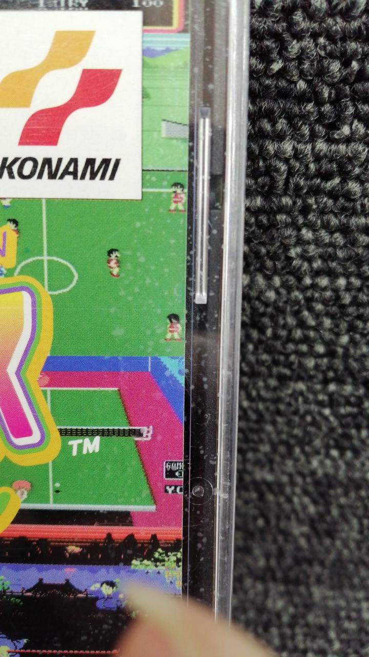 点々とした汚れあり。