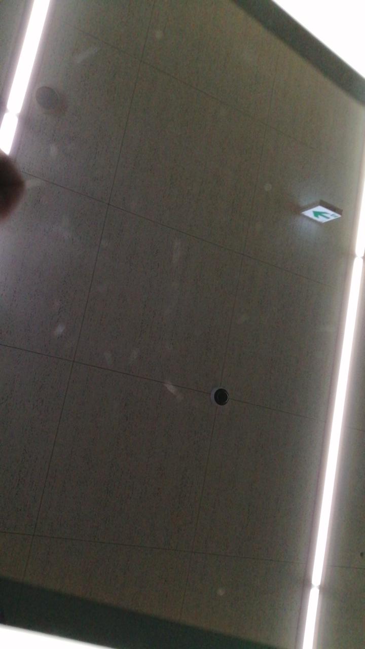 画面に小キズ複数あり