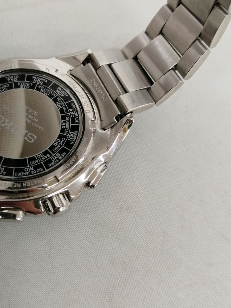 裏蓋隙間汚れあり