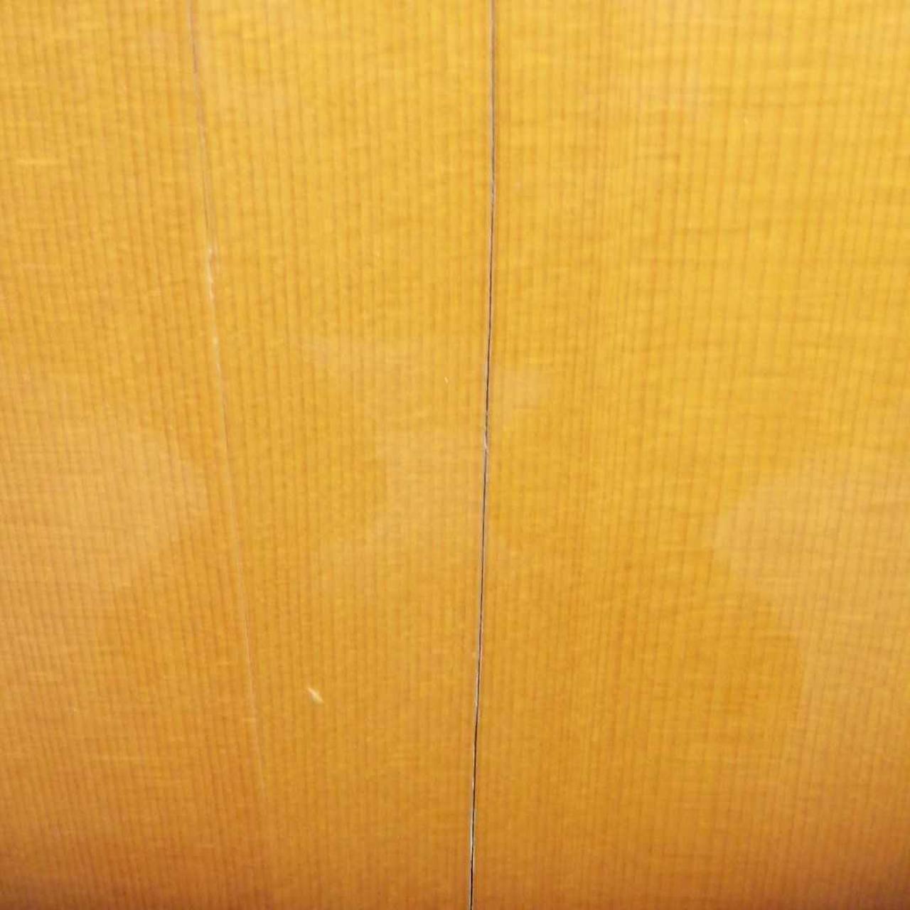 表板の中央、右側の割れを圧着済み（業者）