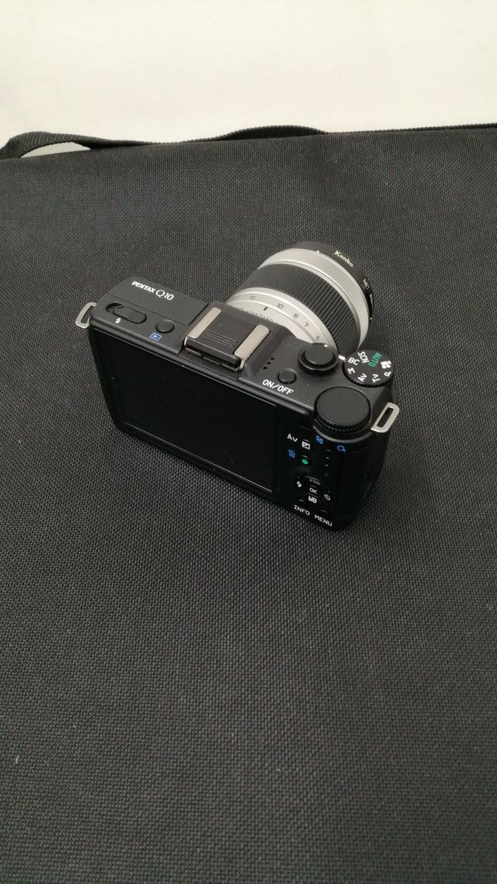 超激レア PENTAX Q10 デジタルミラーレス一眼カメラ ペンタックス ペンタックスらしさ満載！手のひらサイズの2代目ナノ一眼