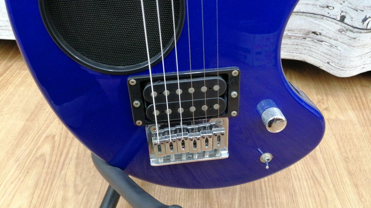 美品 ZO-3C ブルー アンプ内蔵ギター ゴールドパーツ専用ケース付き 美