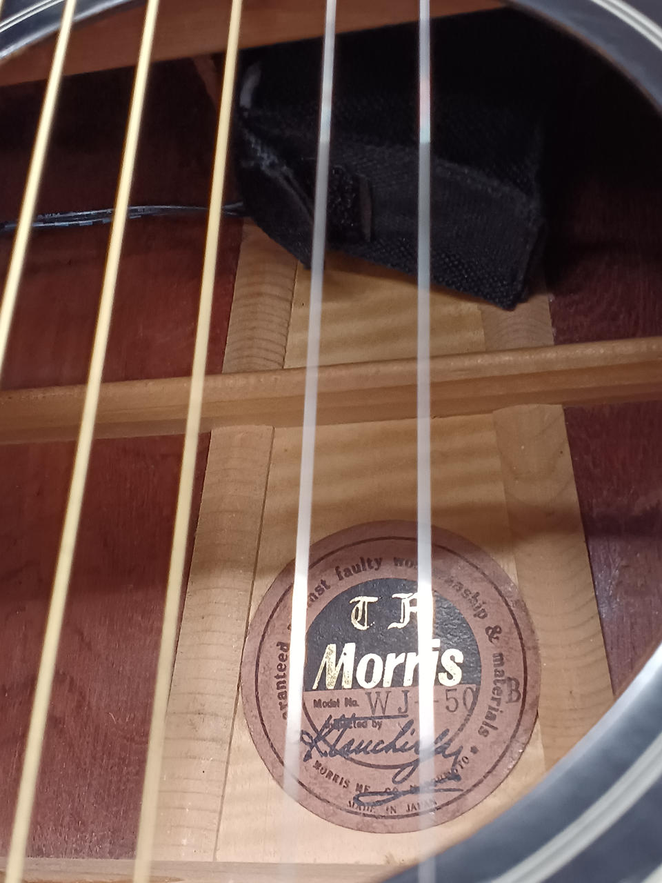 モーリスフォークギターハードケース付きます。 Morris（モーリス）MJ-401 通称「髭ギター」ハードケース付き