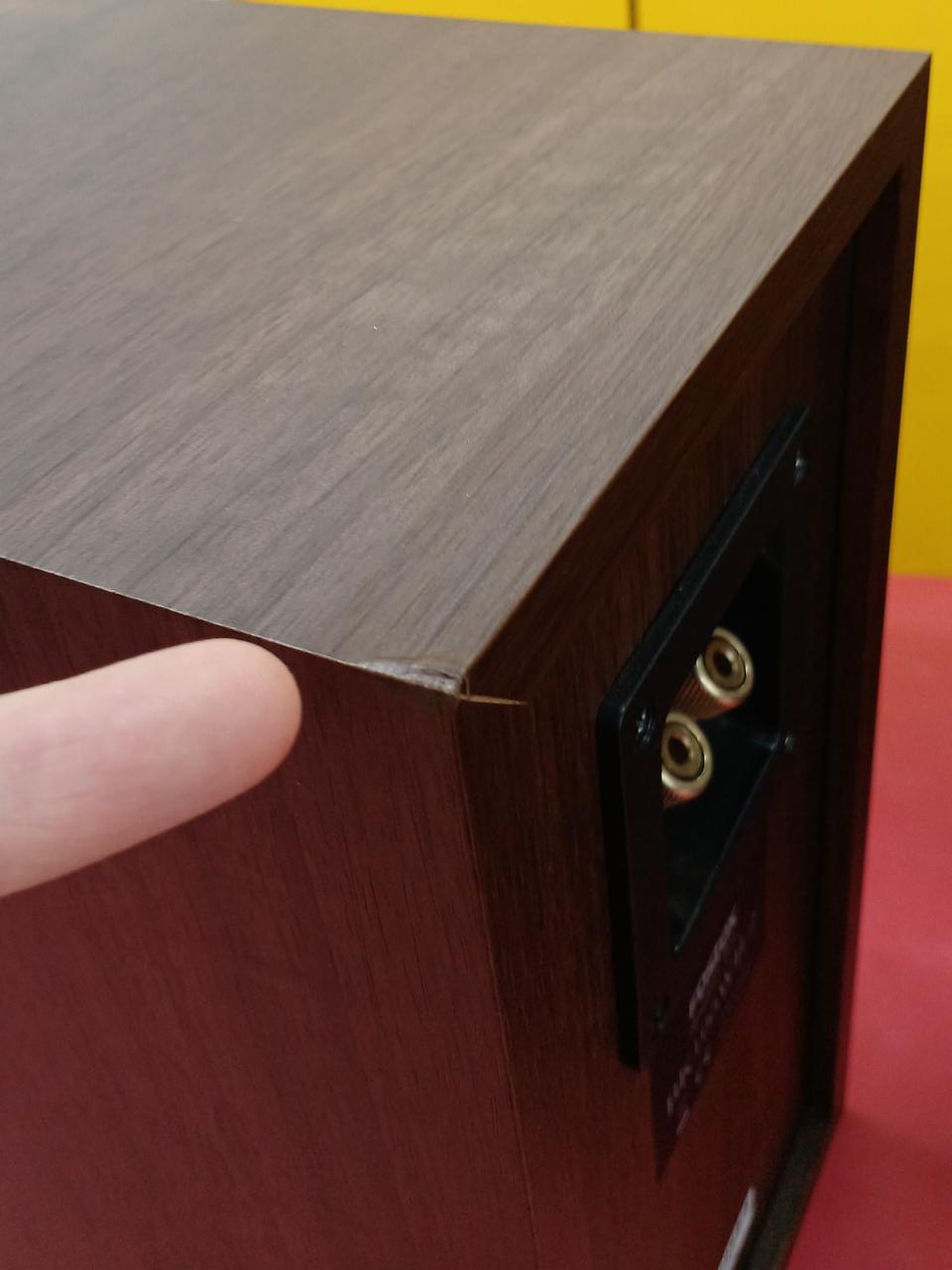 左側(三枚目)のスピーカーにキズあり。