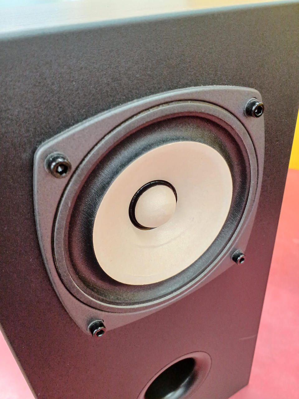 左側(三枚目)のスピーカーにヘコミ痕あり