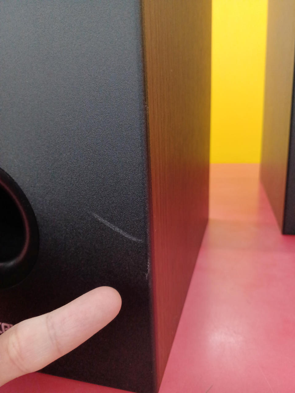 左側(三枚目)のスピーカーにキズあり。