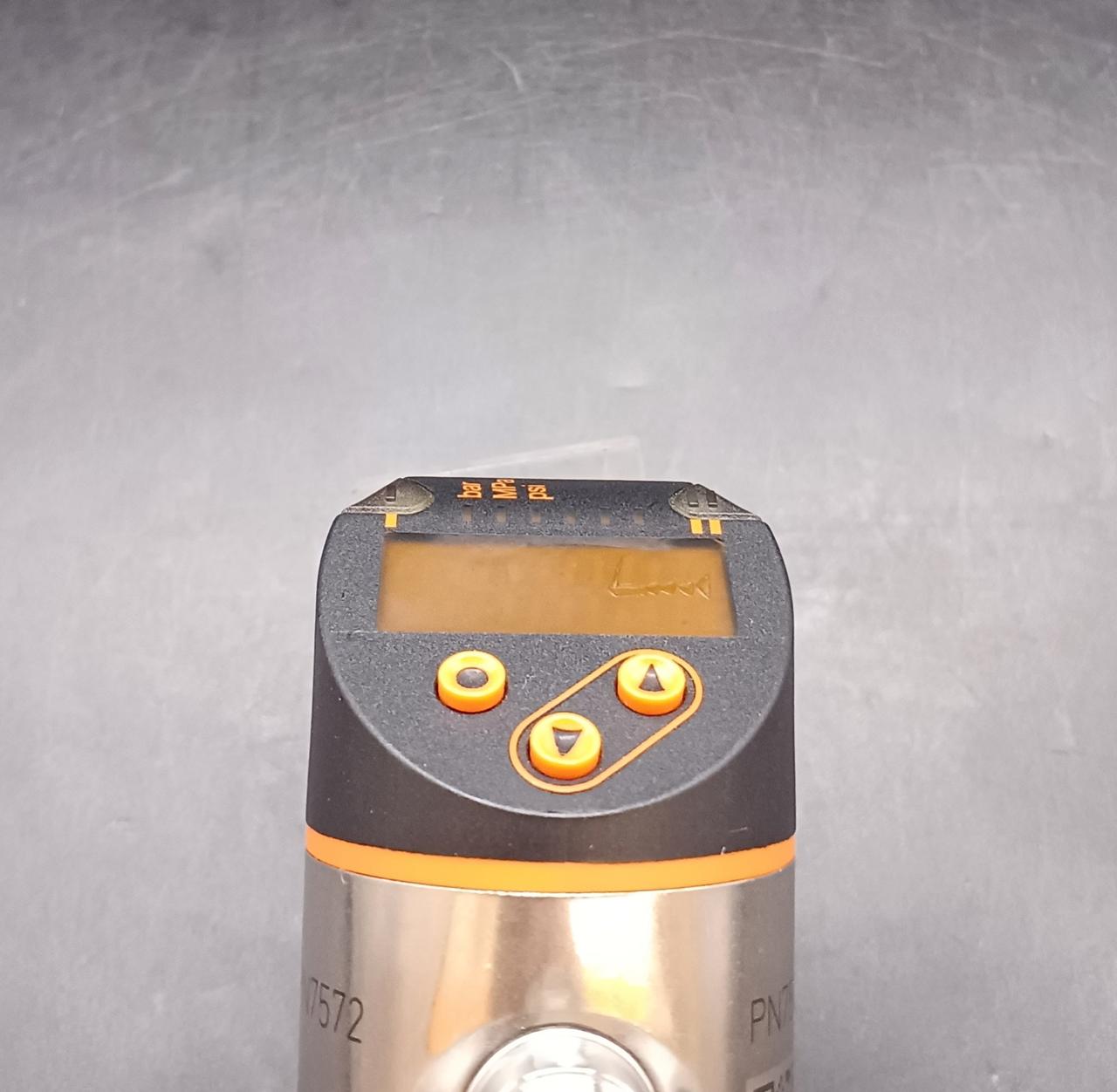 ディスプレイ部分にキズあります。