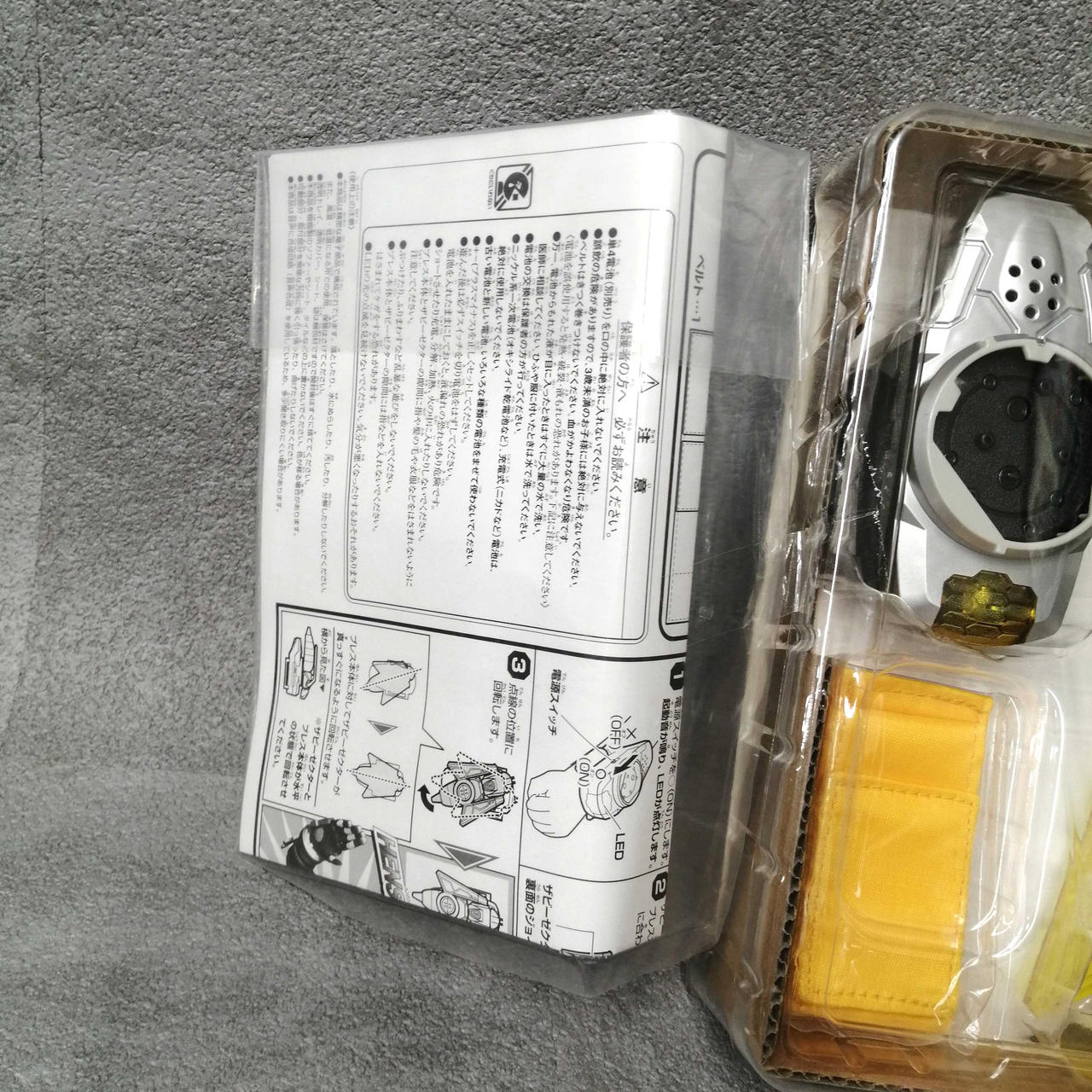 箱に貼られている為折れあり