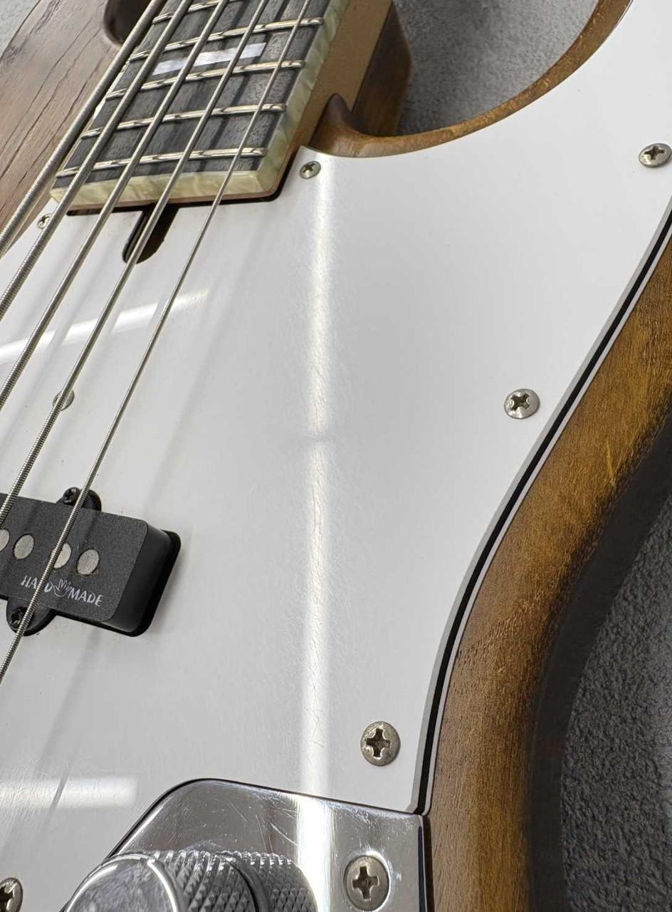 ピックガード小キズあります