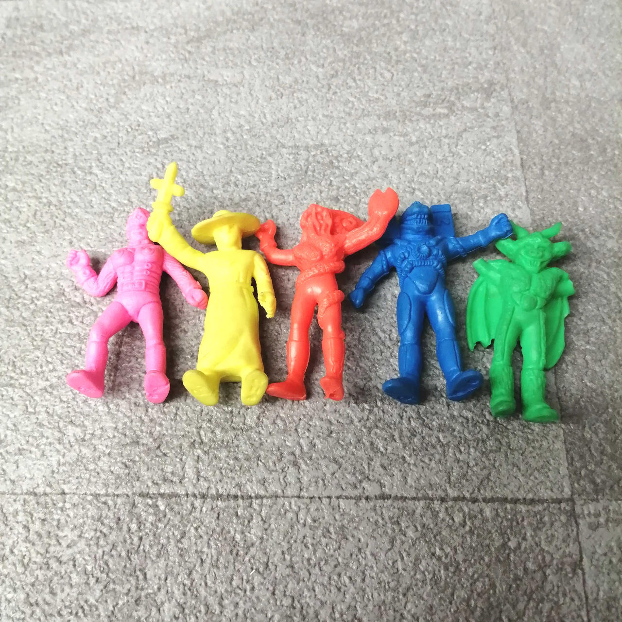 消しゴム(黄)色移り/(緑)両腕欠損