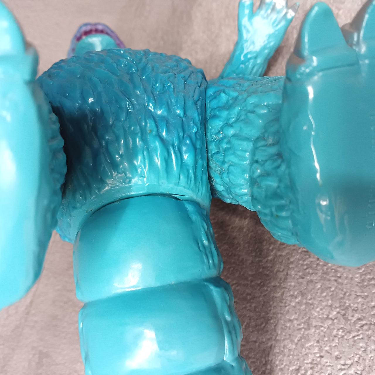 尾付け根ヒビ割れのような跡あり