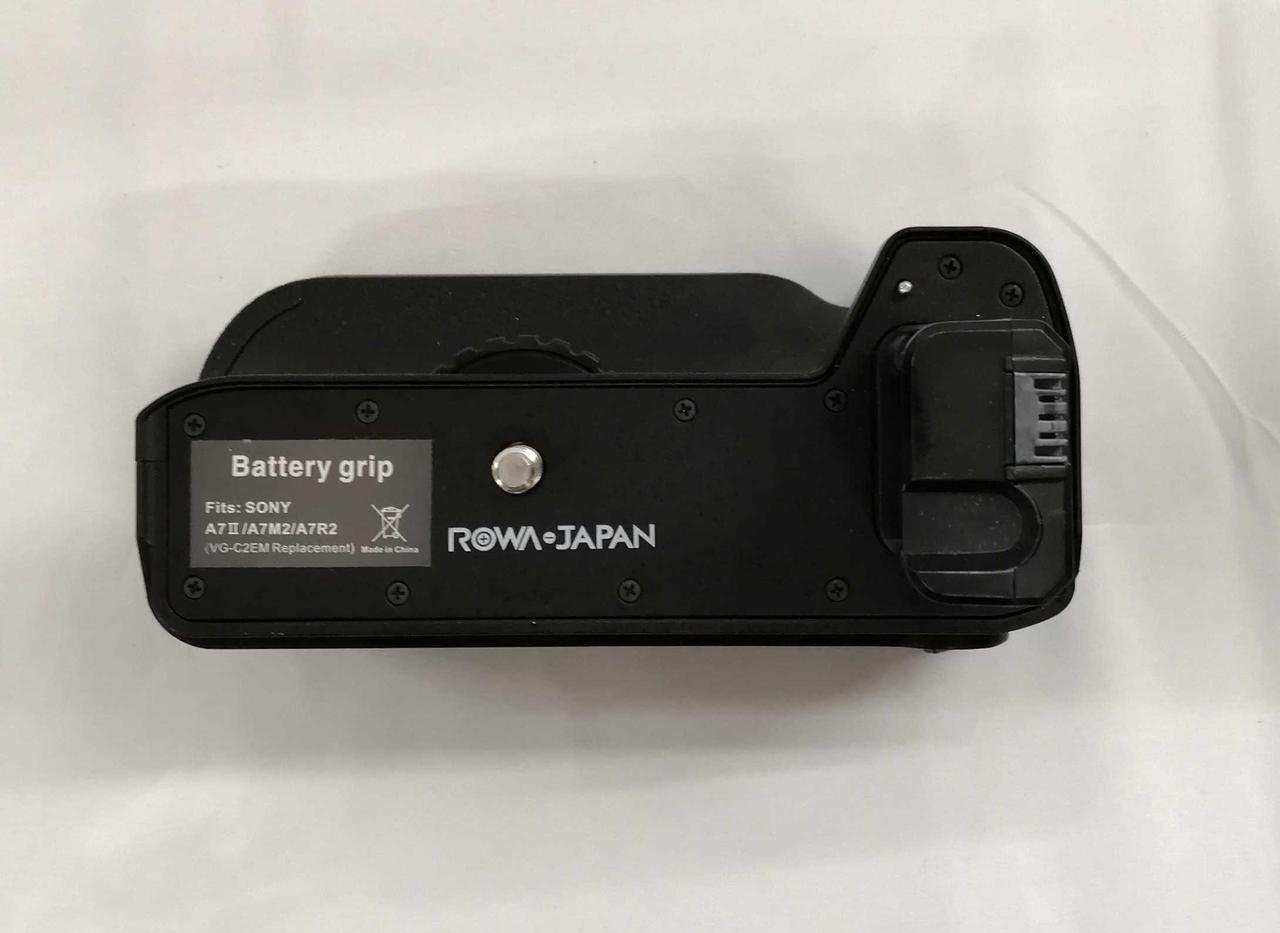 バッテリーグリップは社外品です。