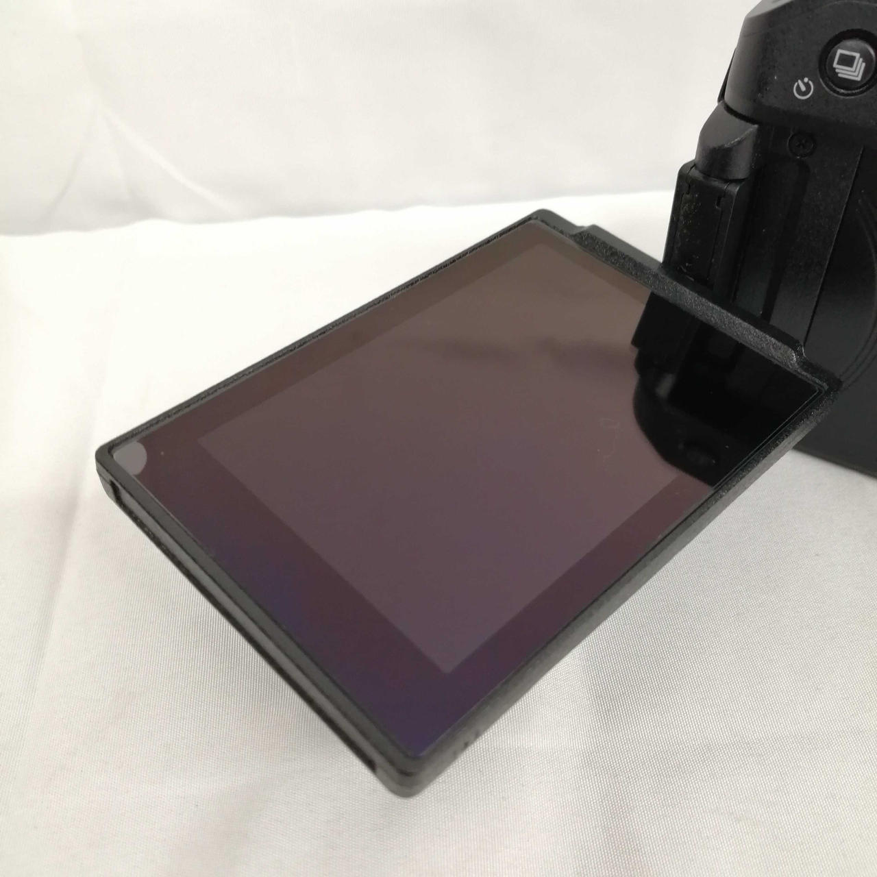 保護フィルムの一部が浮いています。