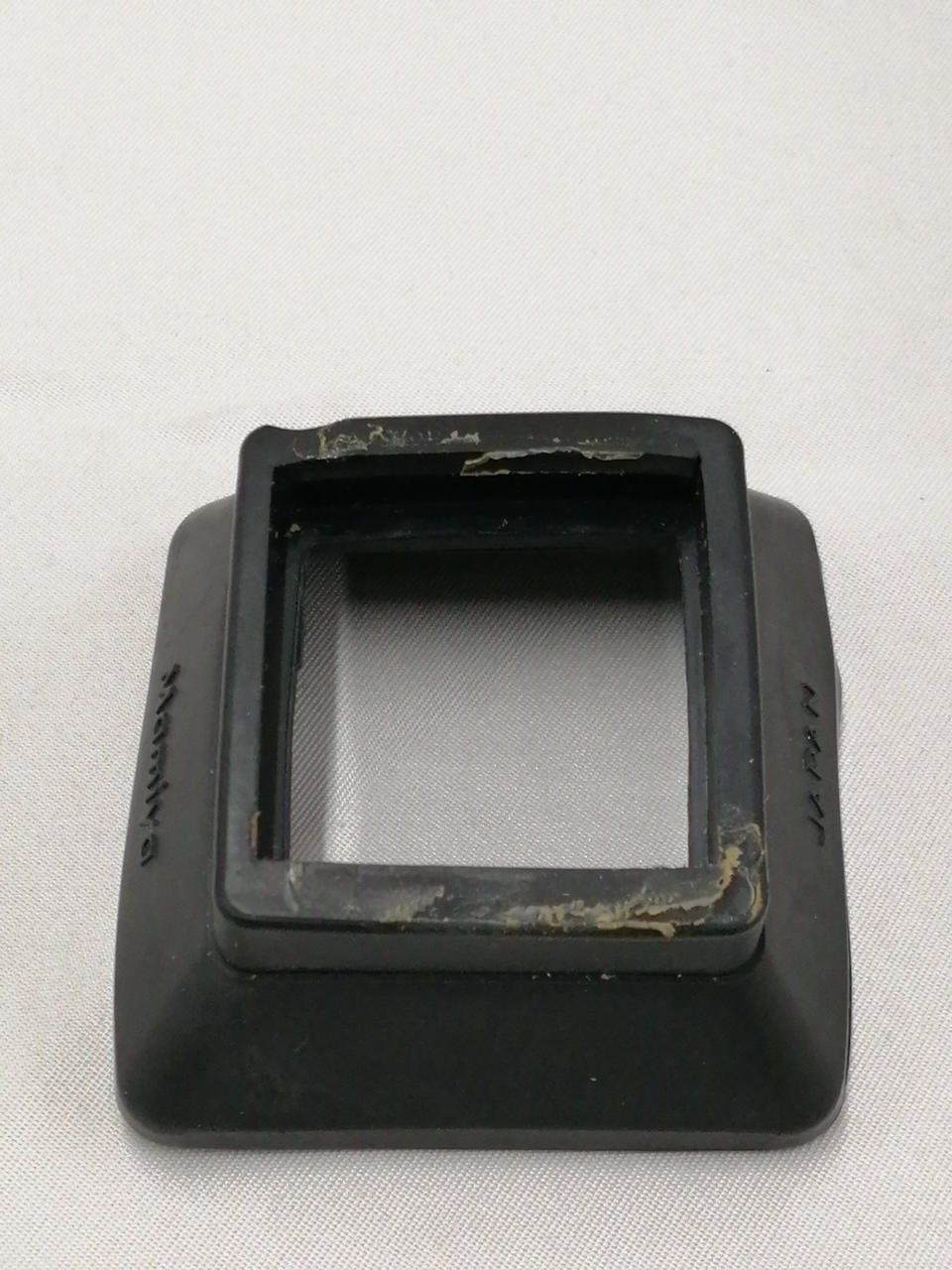 ボンドの剥がし跡が有ります