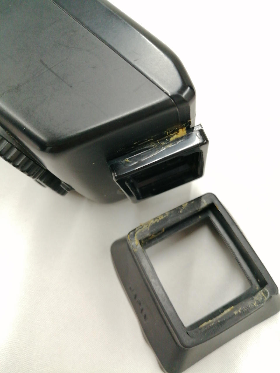 ボンドの剥がし跡が有ります