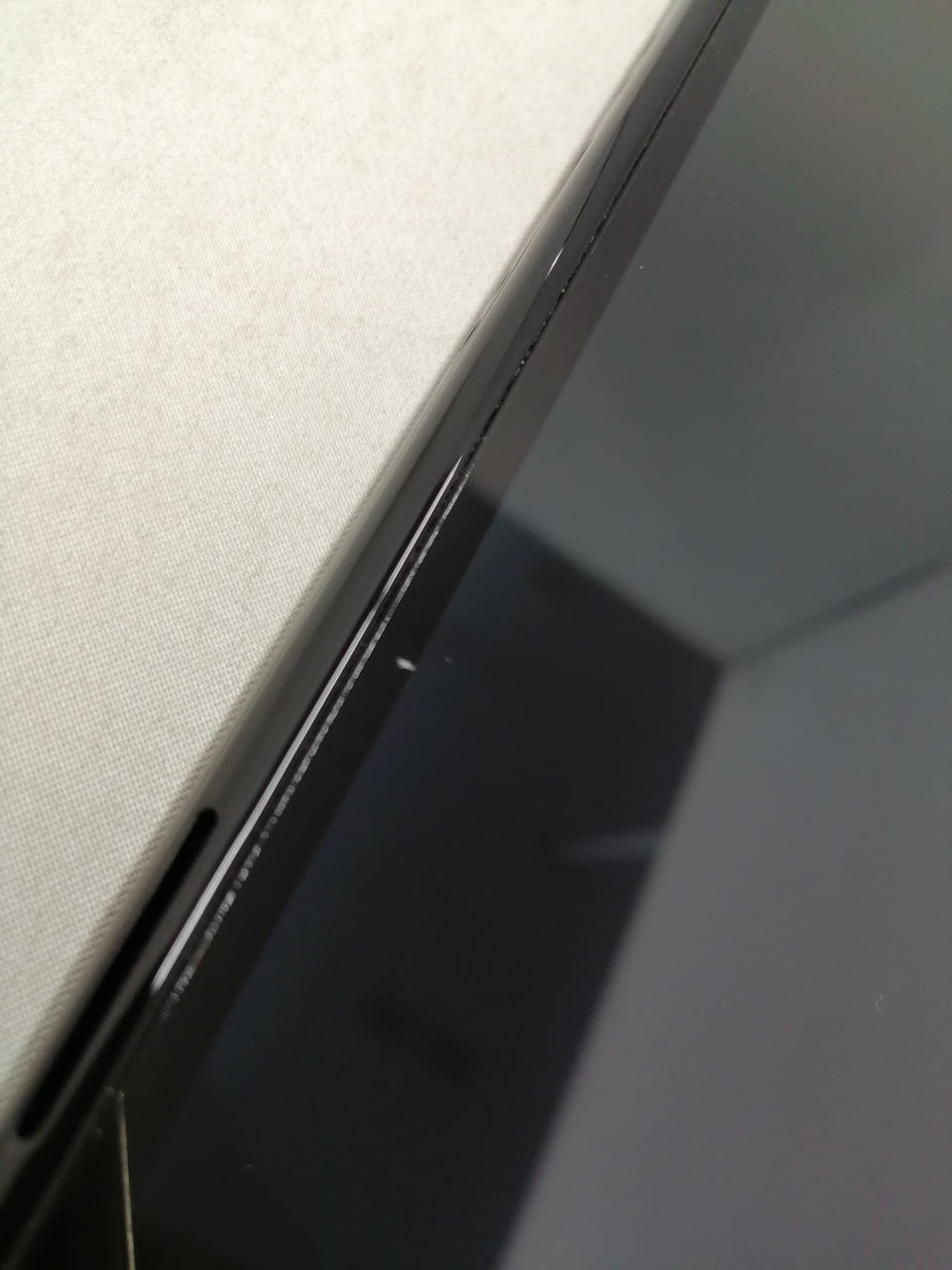 画面に小さな傷があります。