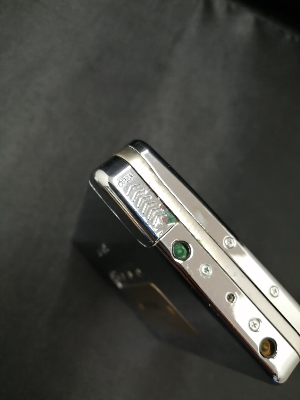 電池液漏れサビあり。カバー開きません