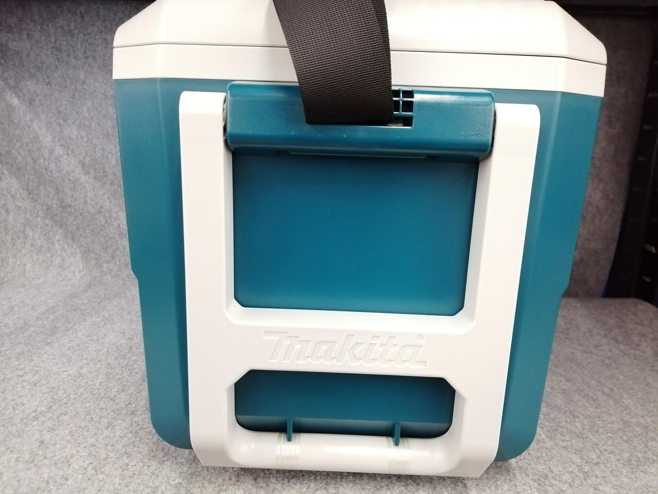 Makita 充電式冷温庫 CW180D 20L ЗЗ MAKITA マキタ 18v 20L 充電式冷温庫 CW180D ブルー｜中古