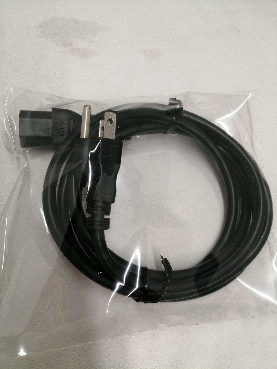 ３ピンタイプの電源ケーブルです。