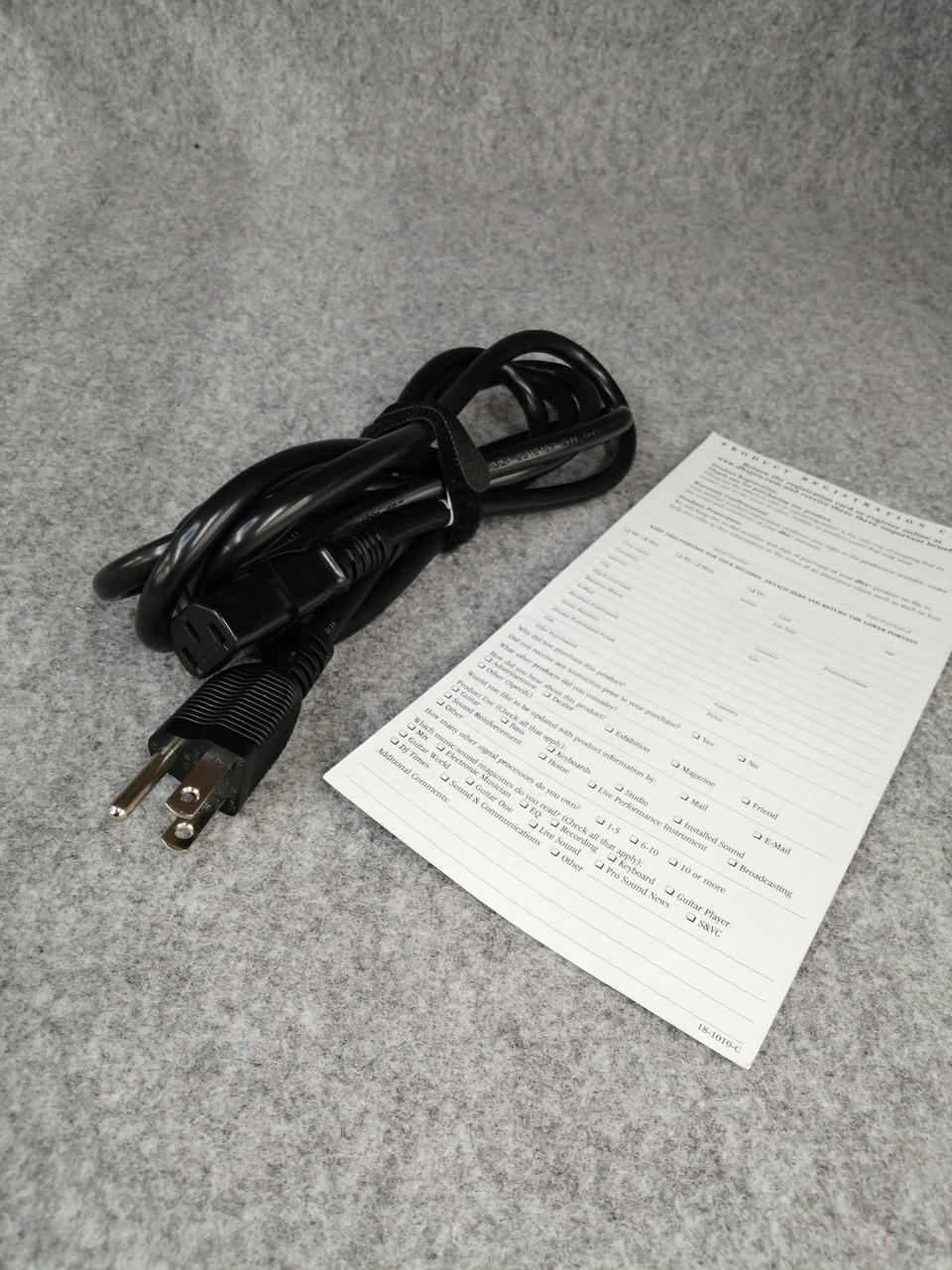 電源ケーブル３ピンです。