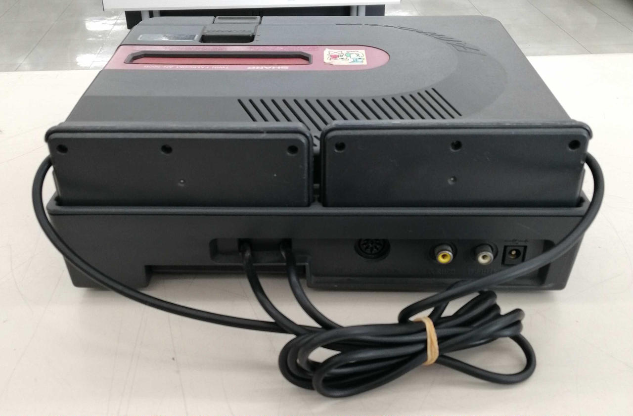 シャープ ツインファミコン 【取扱説明書なし】動作品 814hTxJYRwL._UF350,350_QL50_.jpg