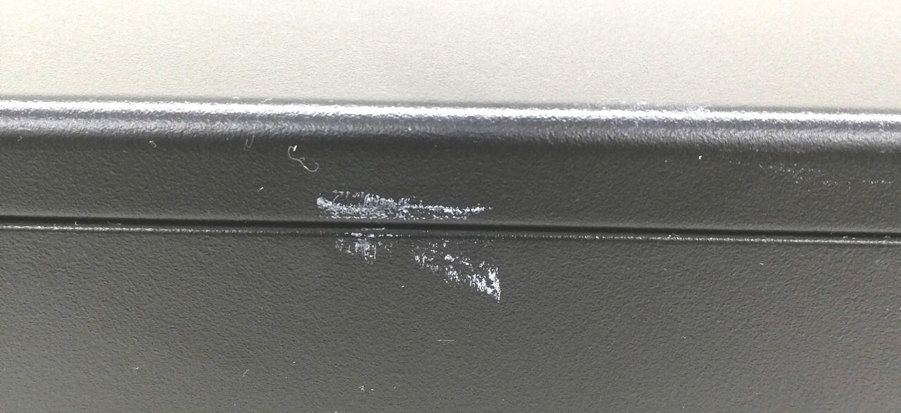 側面角に擦り傷あり