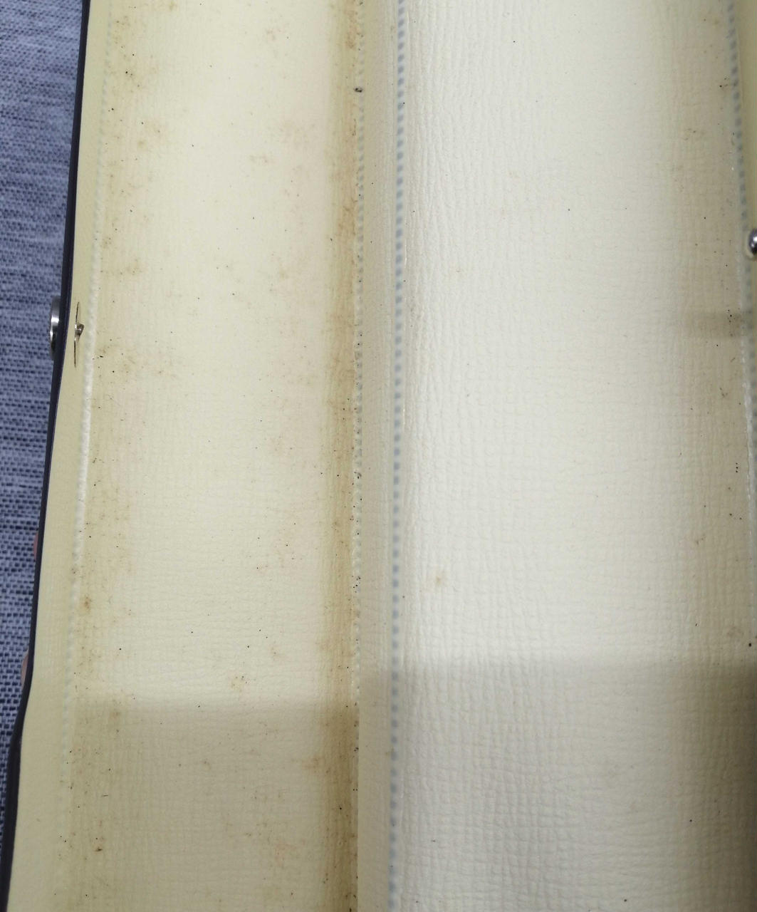 ケースの中汚れ多めです。